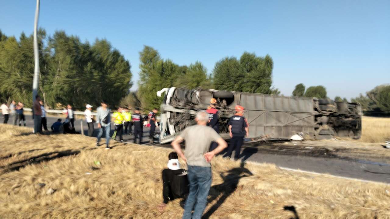 Bariyerlere çarpan yolcu otobüsü devrildi! 22 yaralı var 9